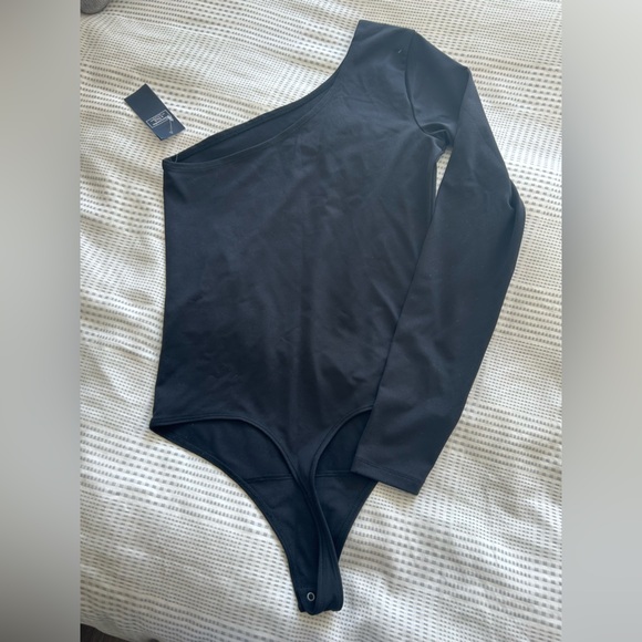 NWT Abercrombie Long-Sleeve Asymmetrical One-Shoulder Bodysuit Black, Size Small - Picture 2 of 8